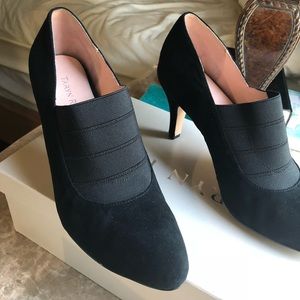 Tacoma suede stretch pump